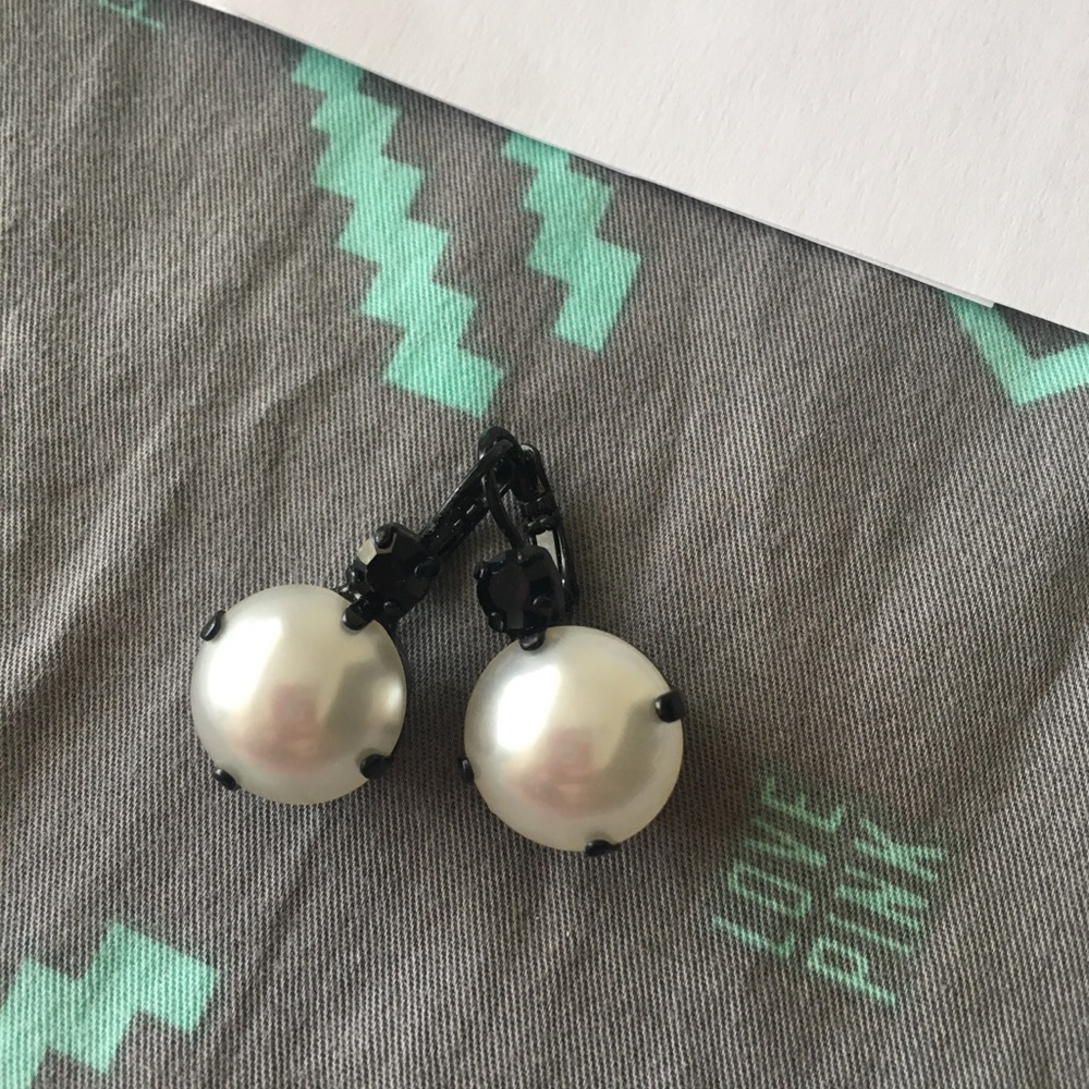 Drop pearl earrings